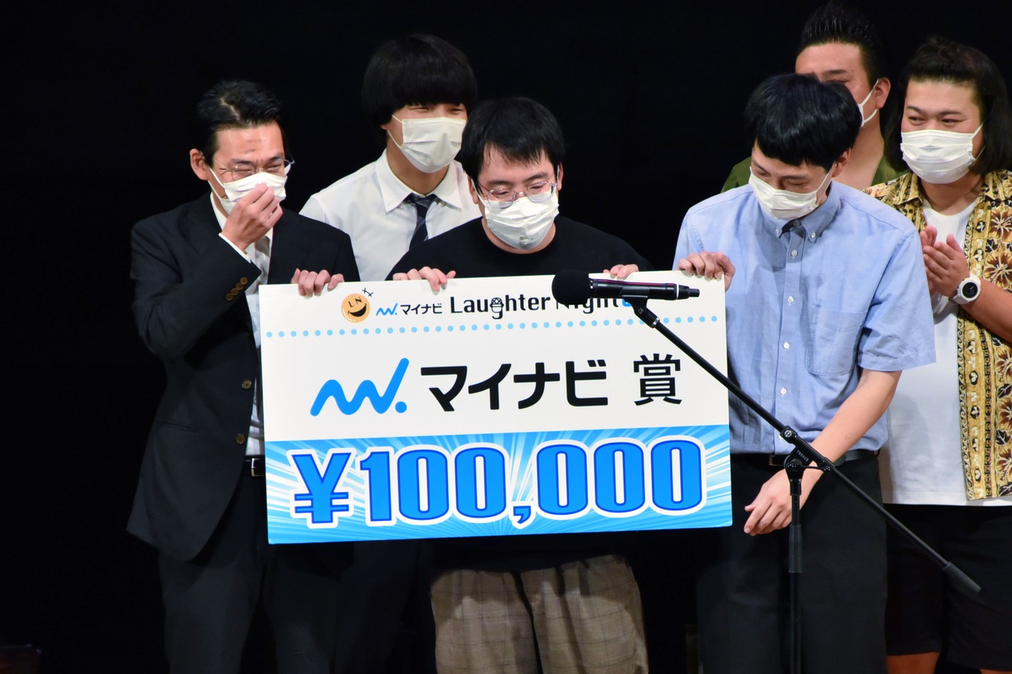「マイナビ賞」を受賞したTCクラクションと、マイナビ賞のボードを一緒に持つことになったガクヅケ木田（中央）。