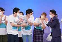 トロフィーを受け取る男性ブランコ。（写真：吉本興業提供）