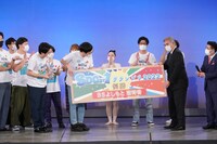 パネルを受け取る男性ブランコ。（写真：吉本興業提供）