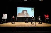 舞台挨拶の様子。（写真：吉本興業）