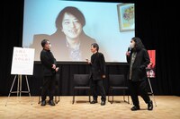 舞台挨拶の様子。（写真：吉本興業）