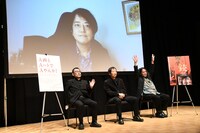 舞台挨拶の様子。（写真：吉本興業）