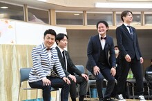 床に置いたスケッチブックを触りたくないと登場して一言目に述べる和牛・水田（左端）。「第一声が水田やなあ」とアインシュタイン河井（右端）。