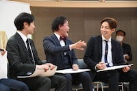 「うるさいな、人のとやかく言わんとお前もいっぱい出せ！」と怒るアインシュタイン稲田（中央）。