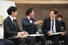 「うるさいな、人のとやかく言わんとお前もいっぱい出せ！」と怒るアインシュタイン稲田（中央）。