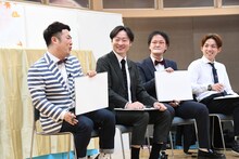 書いていないのに指名され、白紙を出しながら「モデルのりょう」と答える和牛・水田（左端）。