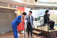 鈴木氏より先に情報を言ってしまい陳謝するネイビーズアフロみながわ（左）。