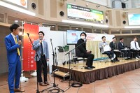 イオンの鈴木隆博氏にアピールするネイビーズアフロみながわ（左）。