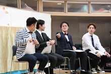 和牛・水田がずるしたと文句を言うアインシュタイン稲田（左から3人目）。