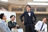 歌なしで安室奈美恵のモノマネをすることになったアインシュタイン稲田（左から3人目）。