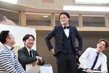 歌なしで安室奈美恵のモノマネをすることになったアインシュタイン稲田（左から3人目）。