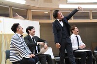 安室奈美恵のモノマネを歌なしで披露するアインシュタイン稲田（左から3人目）。