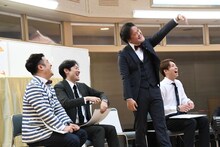 安室奈美恵のモノマネを歌なしで披露するアインシュタイン稲田（左から3人目）。