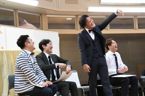 安室奈美恵のモノマネを歌なしで披露するアインシュタイン稲田(左から3人目)。