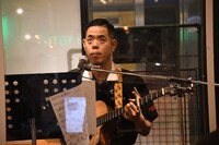 ネイビーズアフロみながわとセルライトスパ肥後のいいところを歌にするトニーフランク。肥後のいいところを考えるが思いつかない。