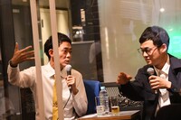 「特殊相対性理論」を説明するネイビーズアフロみながわ（左）。