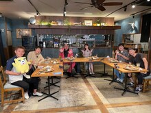 「千原ジュニアのヘベレケ」に出演する（左から）スピードワゴン井戸田、千原ジュニア、街裏ぴんく、雪平莉左、ラバーガール。(c)東海テレビ