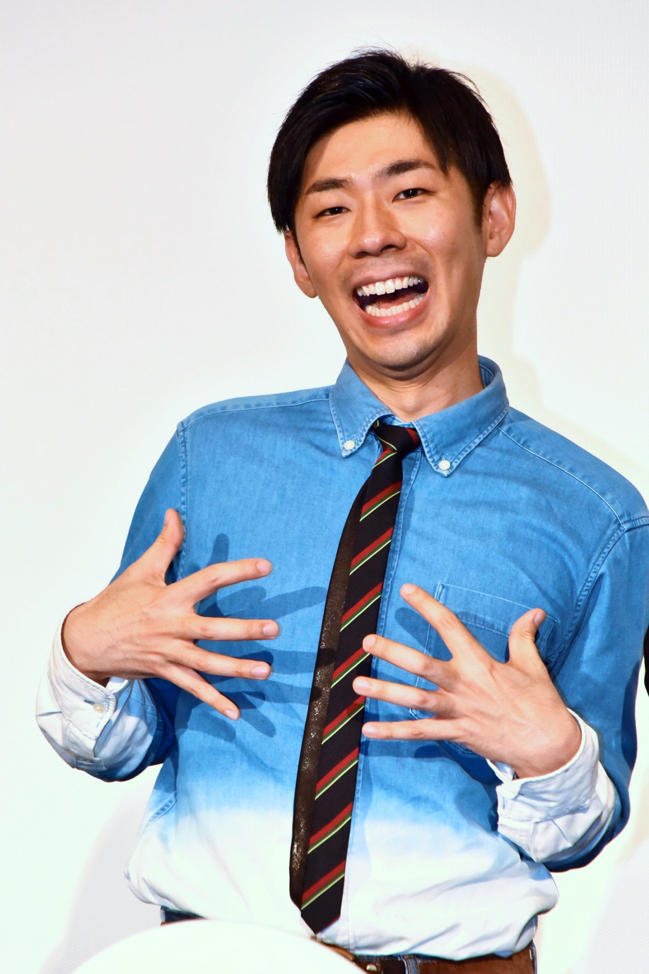 “あばら骨ポーズ”を披露するトンツカタン森本。