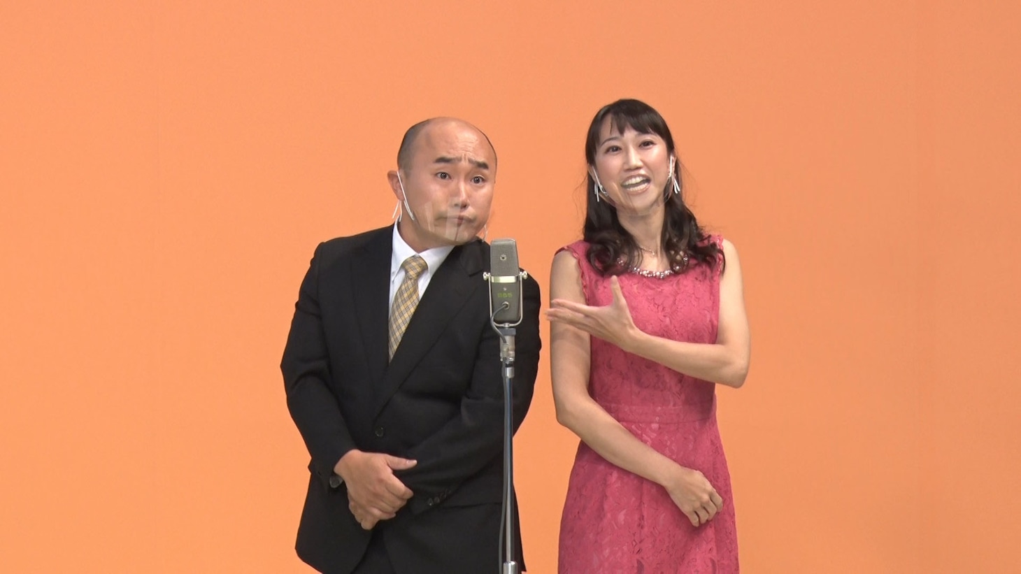漫才を披露する玉置洋行（左）＆谷川友梨（右）のコンビ。