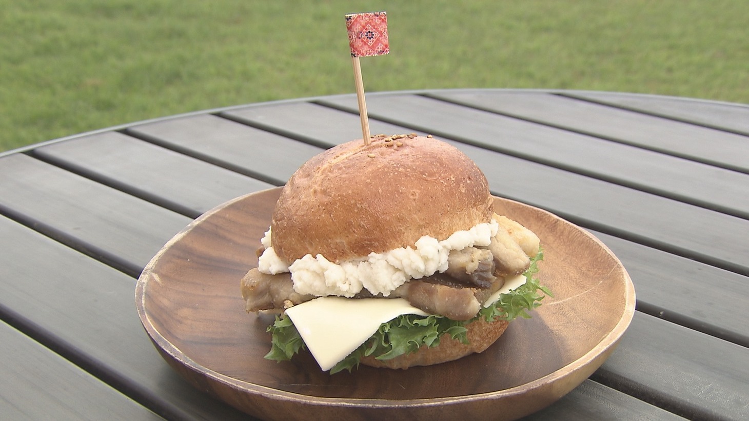 「MISHORAN CAFE」のご当地バーガー。(c)KYT