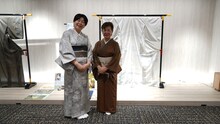 伝統的工芸品・本場大島紬を着る森三中・大島（左）。(c)KYT