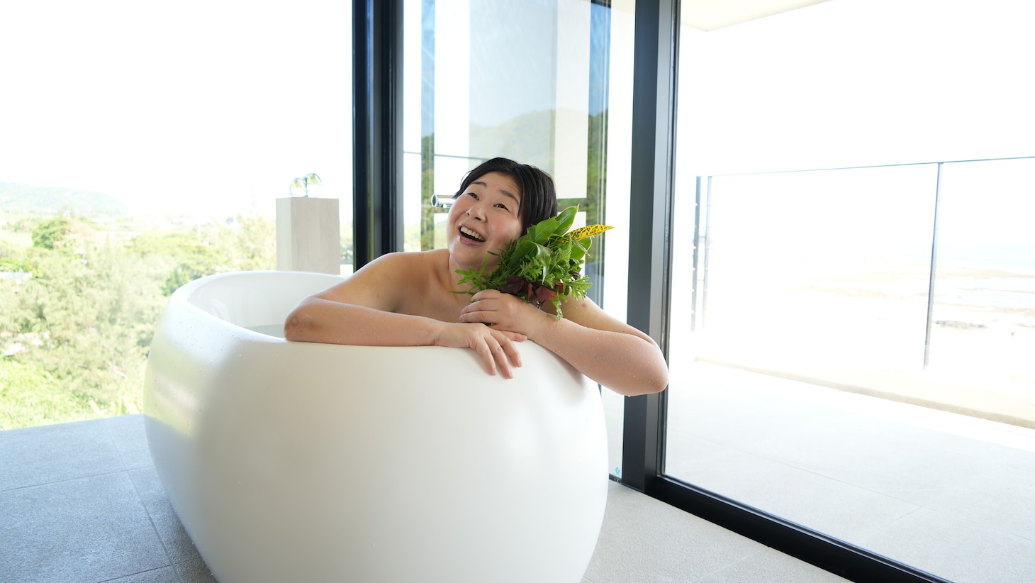 リゾートホテルで入浴する森三中・大島。(c)KYT
