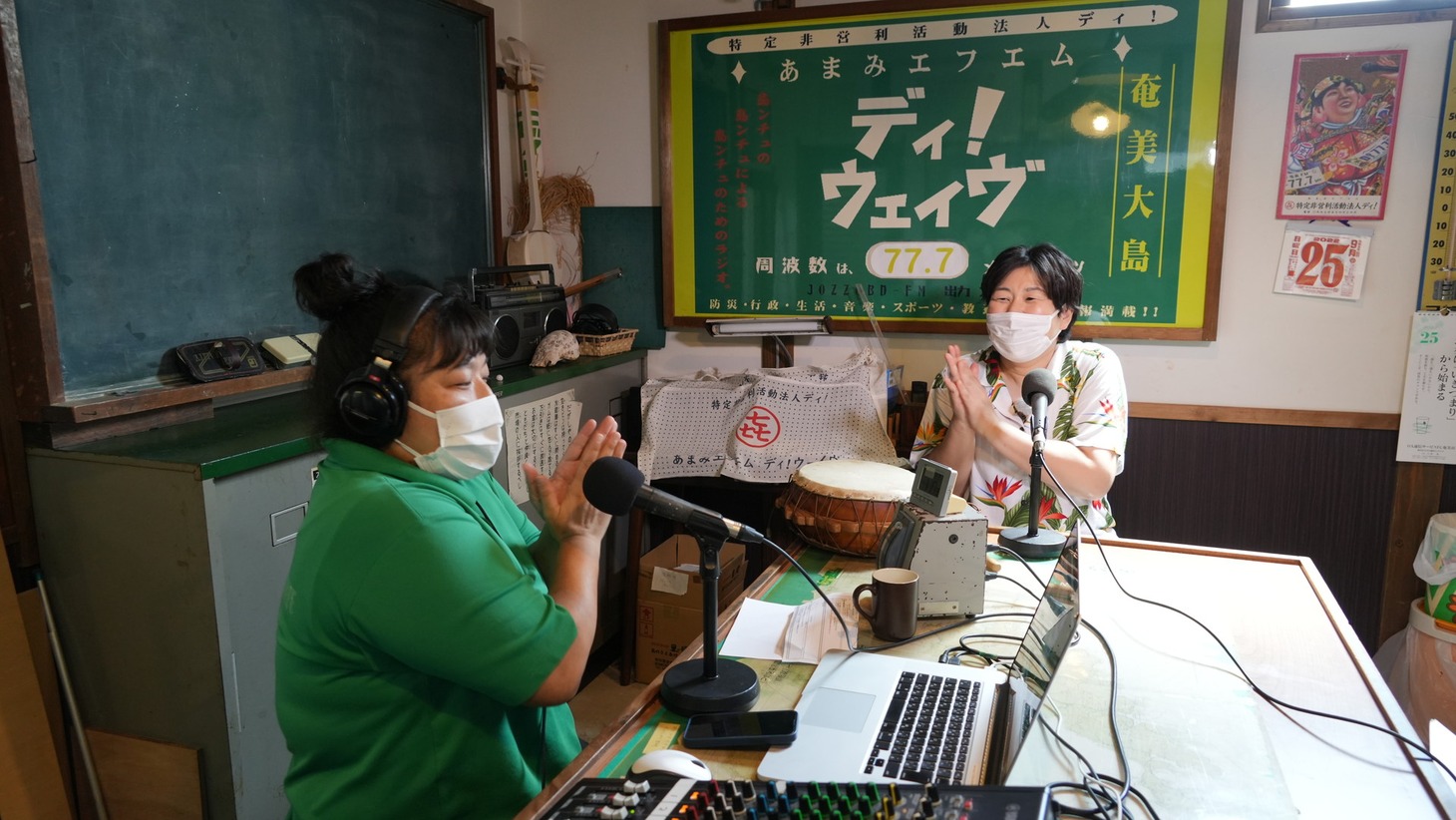 地元のラジオ局の生放送に飛び入り出演した森三中・大島。(c)KYT