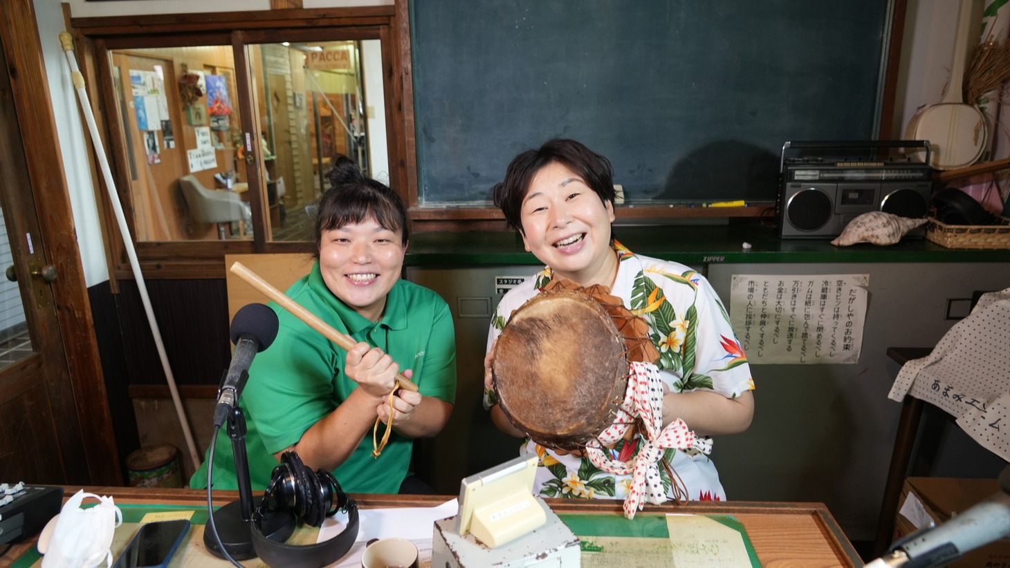 地元のラジオ局のパーソナリティ（左）と森三中・大島（右）。(c)KYT