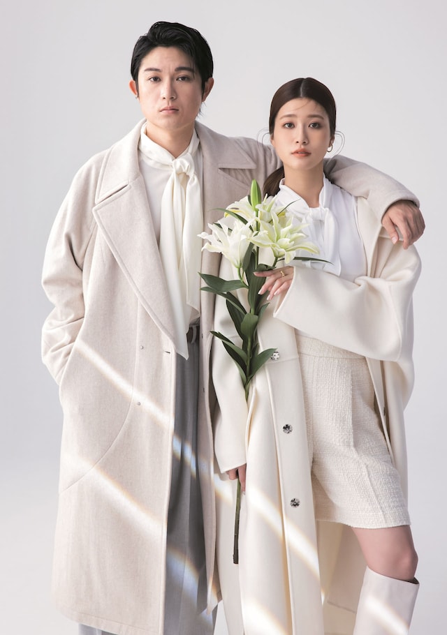 白アイテムを使ったリンクコーデを披露する、空気階段・水川かたまり（左）と生見愛瑠（右）。