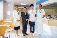 左から、菜々緒、ダイアン津田、岡田将生、中井貴一。(c)テレビ朝日