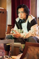 「JUNON」2022年12月号より、マヂカルラブリー・野田クリスタル。