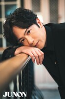 「JUNON」2022年12月号より、稲垣吾郎。