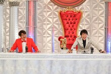 左からさまぁ～ず大竹、千原ジュニア。(c)カンテレ