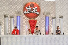 左からさまぁ～ず大竹、千原ジュニア、竹上萌奈アナウンサー。(c)カンテレ