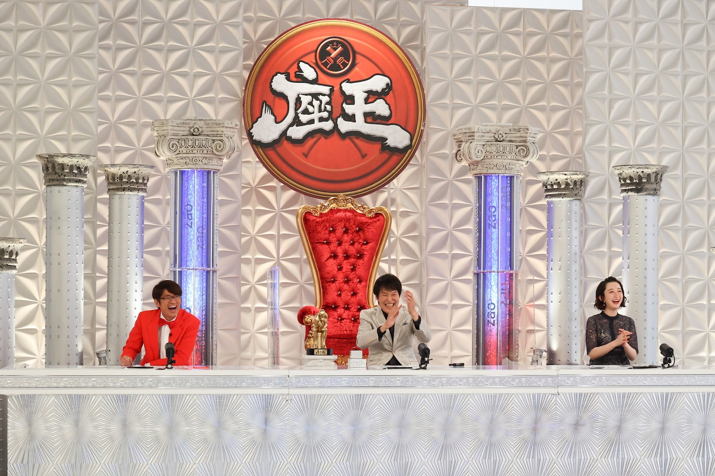 左からさまぁ～ず大竹、千原ジュニア、竹上萌奈アナウンサー。(c)カンテレ