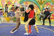 浅越ゴエとご当地キャラとの相撲の様子。(c)ABCテレビ