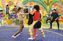 浅越ゴエとご当地キャラとの相撲の様子。(c)ABCテレビ