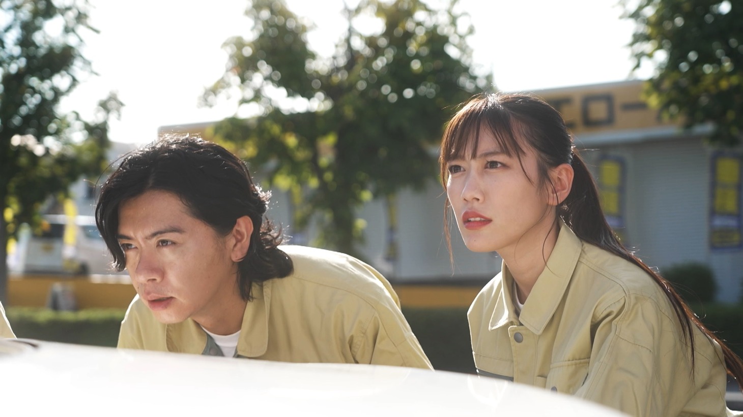左からマヂカルラブリー、高城れに。(c)日本テレビ