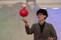 「魅せ物小屋 遊楽」より。