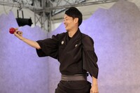 「魅せ物小屋 遊楽」より。