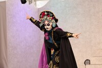 「魅せ物小屋 遊楽」より。