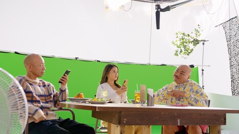 CM撮影時のワンシーン。左から、バイきんぐ小峠、みちょぱ、安田大サーカス・クロちゃん。