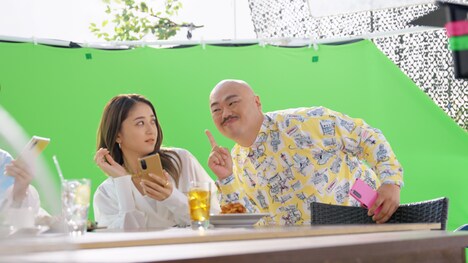 CM撮影時のワンシーン。左から、みちょぱ、安田大サーカス・クロちゃん。