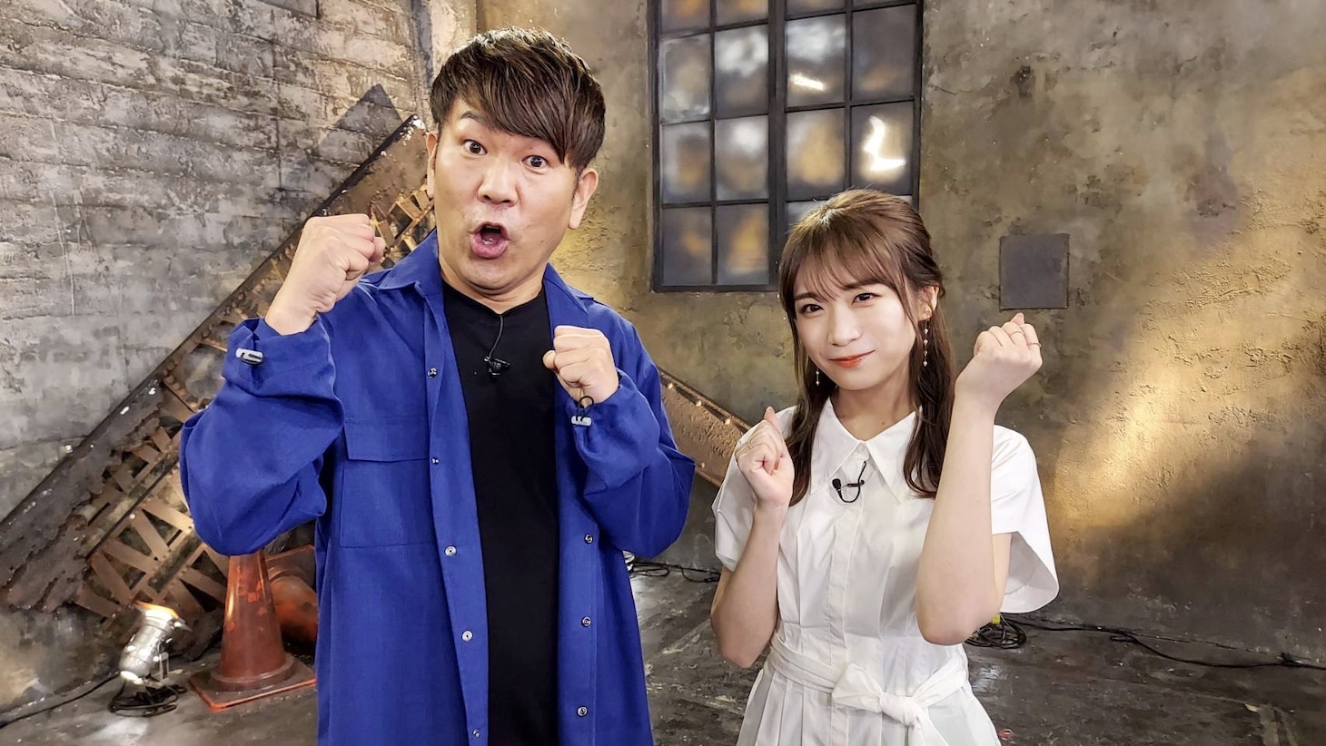 左からFUJIWARA藤本、秋元真夏。(c)日本テレビ