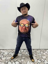 「宇宙Tシャツ」を着用したハリウッドザコシショウ。