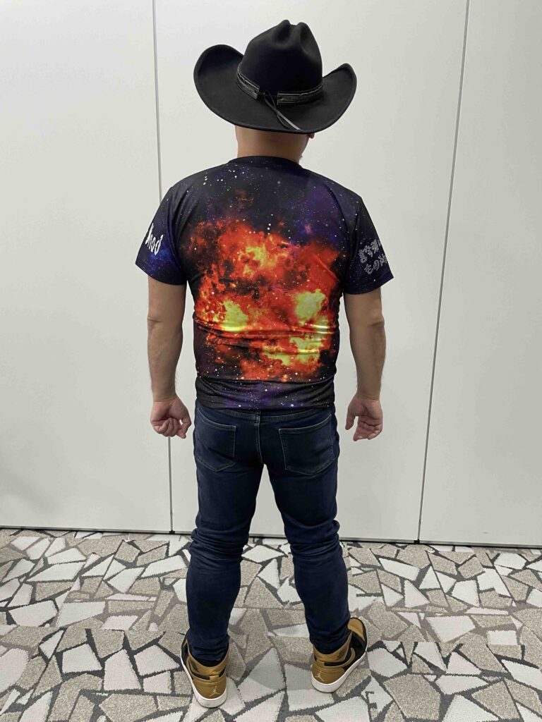 「宇宙Tシャツ」を着用したハリウッドザコシショウ。
