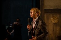 初回の前説を担当したJP。(c)テレビ朝日