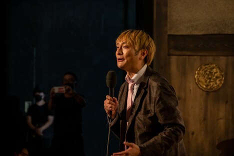 初回の前説を担当したJP。(c)テレビ朝日