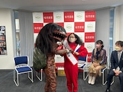 “妹”に「福崎町ふるさと大使」のたすきをかけてやる兄ガジロウ。