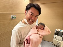 娘を抱くフォーリンラブ・ハジメ。